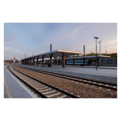 Železniční stanice Kladno a zastávky Kladno-město a Kladno-Ostrovec. …